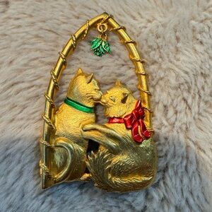 VTG‎ JJ Jonette Cats Kissing Under the Mistletoe Brooch Pin